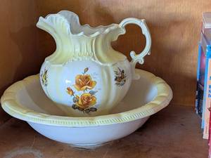 lot 7 image: Vintage Floral Pitcher and Basin Set