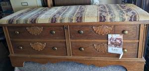 lot 16 image: Vintage Lane Cedar Chest with Padded Top