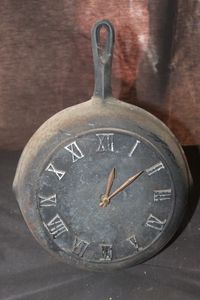 lot 60 image: Vintage Decorative Collectable Cast Iron Frying Pan Clock