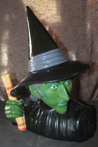lot 11 image: Limited Edition Wicked Witch of the West Ceramic Cookie Jar by Treasure Craft