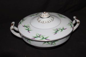 lot 78 image: Vintage Harmony House Mandarin Pattern Covered Serving Bowl, Made in Japan During the 1950s, Featuring A White Porcelain Body Decorated with Green and Purple Bamboo Leaves and Gold Edging