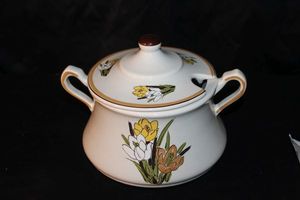 lot 118 image: Vintage California Pottery tureen the Crocus pattern Soup Server from the 1960s