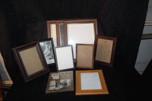 lot 117 image: Various Wooden Picture Frames in Different Styles and Sizes