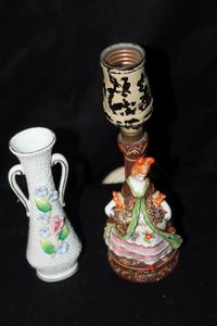 lot 125 image: Vintage Porcelain Boudoir lamp, Manufactured in Occupied Japan during the 1940-1950s. Porcelain bud vase manufactured in occupied japan