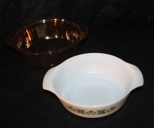 lot 155 image: Vintage Anchor Hocking Fire King casserole bowl in the Meadow Green pattern produced between 1968-1976 and a Vintage Amber Glass Anchor Hocking casserold dish likely from the fire King line