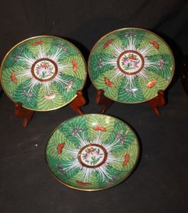 lot 182 image: Vintage set featuring Horchow Chinese Export style Brass-encased Famille Rosa Verte Plates Decorative with a bok choy cabbage leaf pattern