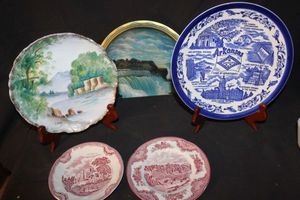 lot 210 image: Collection of Vintage Souvenir plates including a prominent blue and white Arkansas transferware plate.