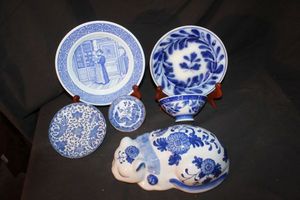 lot 198 image: Collection of blue and white Chinese export featuring various plates, a bowl and decorative porcelain cat.