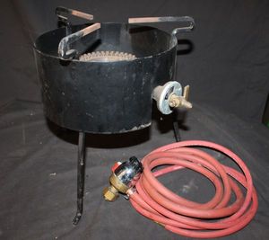 lot 203 image: Bayou Classic KAb4 Banjo outdoor Propane cooker designed for large batch cooking