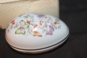 lot 217 image: Vintage 1974 Avon Butterfly Fantasy fine porcelain egg shaped trinket box decorated with butterflies, flowers, and 22k gold trim with orginal box