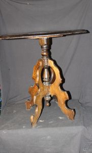 lot 222 image: Antique Mahogany parlor table in the Victorian Eastlake Style