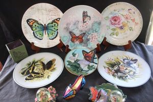 lot 241 image: Butterfly Decorative items&nbsp JKW Otco Bavaria Plate, Black and Yellow butterfly Plate. Monarch Butterflies collectors plate and, American Atelie Floral Daze Salad Plate, Pier 1 Imports Butterfly Postcard Plate.&nbspSee Below for more decription