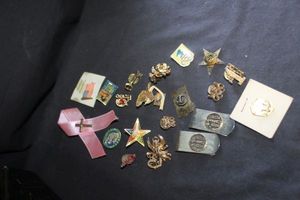lot 270 image: Hat style pins