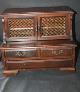 lot 257 image: Vintage Wood Jewelry Box