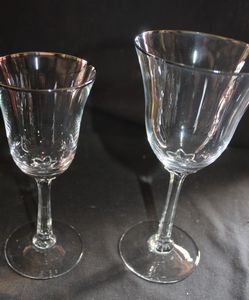 lot 276 image: Five Lenox Allure Optic Wine Glasses Two difference Sizes