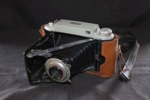 lot 287 image: Vintage Kodak Tourist II folding camera manufactured by Eastman Kodak between 1951 and 1958 uses 620 file and produces 2 14x 3 14 inch exposures 8 per roll
