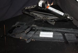 lot 321 image: Vehicle Scissor Jack tool Kit, appears to go to Ford F-150 Models
