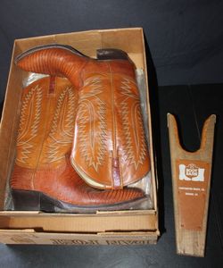lot 359 image: Vintage Dan Post Teju Lizard Cowboy Boots Size 10.5D