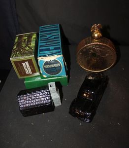 lot 373 image: Vantage Art collectible decanter including a Car Shaped Bottle and&nbsp Homstead bottle and Twenty Dollar Gold pieces, Designed to look like United States with orignial boxes