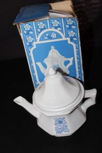 lot 427 image: Vintage Avon Ceramic Teapot with Original Box