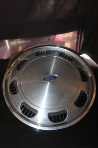 lot 473 image: Set of Four Vintage Ford Hub Caps