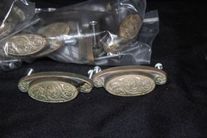 lot 520 image: Quantity of Matching Drawer Pulls and Knobs