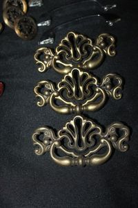 lot 521 image: Various Drawer Pulls