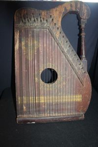 lot 524 image: Antique Junior Zither