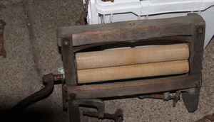 lot 547 image: Antique Clothes wringer