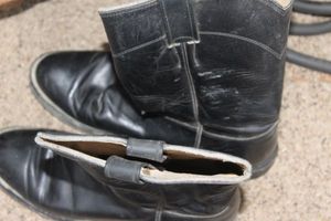 lot 584 image: Justin boots 7.5