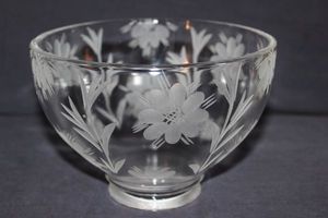 lot 611 image: Etched Glass Light Fixture Shade