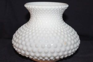 lot 253 image: Vintage White Hobnail Milk glass Lamp Shade