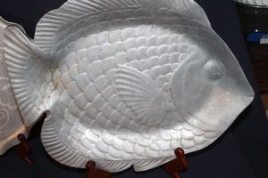 lot 529 image: Fish Shaped Serving Tray