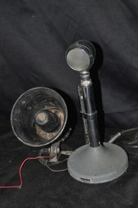 lot 629 image: CB Radio Mic and Speaker