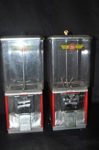lot 639 image: Two Vintage Folz Candy Quarter Machines with Keys