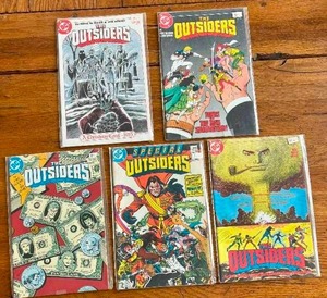 lot 183 image: Selection of vintage DC Comics - 1987 - The Outsiders - 1,2,3,4,5,