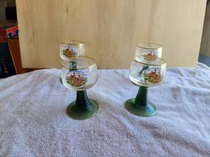 lot 8 image: Set of 4 vintage German Romer wine glasses - green beehive stem and gold rim - Neuschwanstein Castle