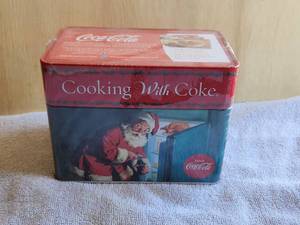 lot 26 image: Cooking with Coke collectible tin - recipe tin with 78 recipes - Christmas, Santa Claus, Coca Cola - unopened