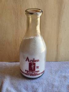 lot 46 image: Vintage glass Arden 27 protected Farms Dairy Quart - with rare Cream milk cap