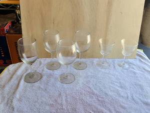lot 98 image: Selection of 6 glass wine glasses