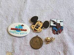lot 114 image: Selection of vintage collectibles - Mickey, Spider-man - gold toned bee broach - 1964 gateway to the west medallion
