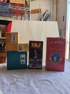 lot 164 image: Lot of 5 - Vintage collectible Emmett Kelly Jr. clown figurines in boxes