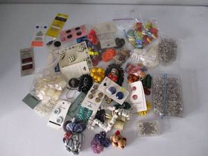 lot 20 image: Nice lot of Various Buttons & Pins