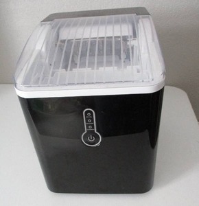 lot 27 image: Portable Ice Maker with Scoop, Working condition
