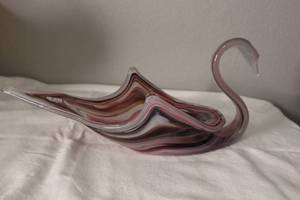 lot 51 image: Vintage MCM Art Glass Swan Bowl (purple shades)
