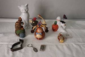 lot 65 image: Misc Items, Cat, Metal Lion, Owl Pewter Key ChainClip, Willie Ray Cat and other items