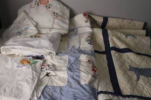lot 72 image: Various Linens and quilt items.