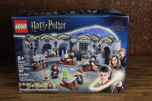 lot 92 image: LEGO Harry Potter Hogwarts Castle Potions Class set.