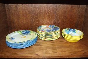 lot 106 image: floral dinnerware set