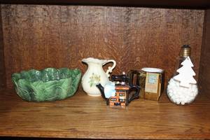 lot 108 image: Mix of decor like Houston Harvest sewing machine-shaped teapot, hand made ceramic leaf bowl made in Italy and much more see pictures